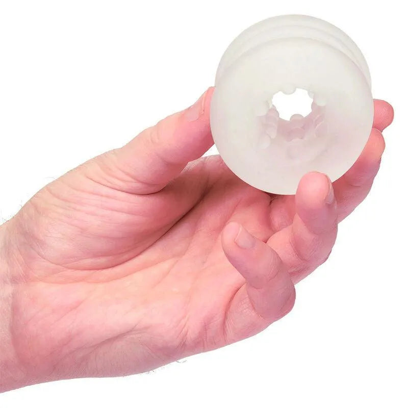 Anneau intime silicone blanc, extensible, sans phtalates, tenu dans une main, pour confort et sécurité.