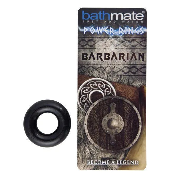 Anneau pénien noir flexible en TPR, robuste, sur fond de packaging Barbarian avec motifs vikings, pour performance améliorée.