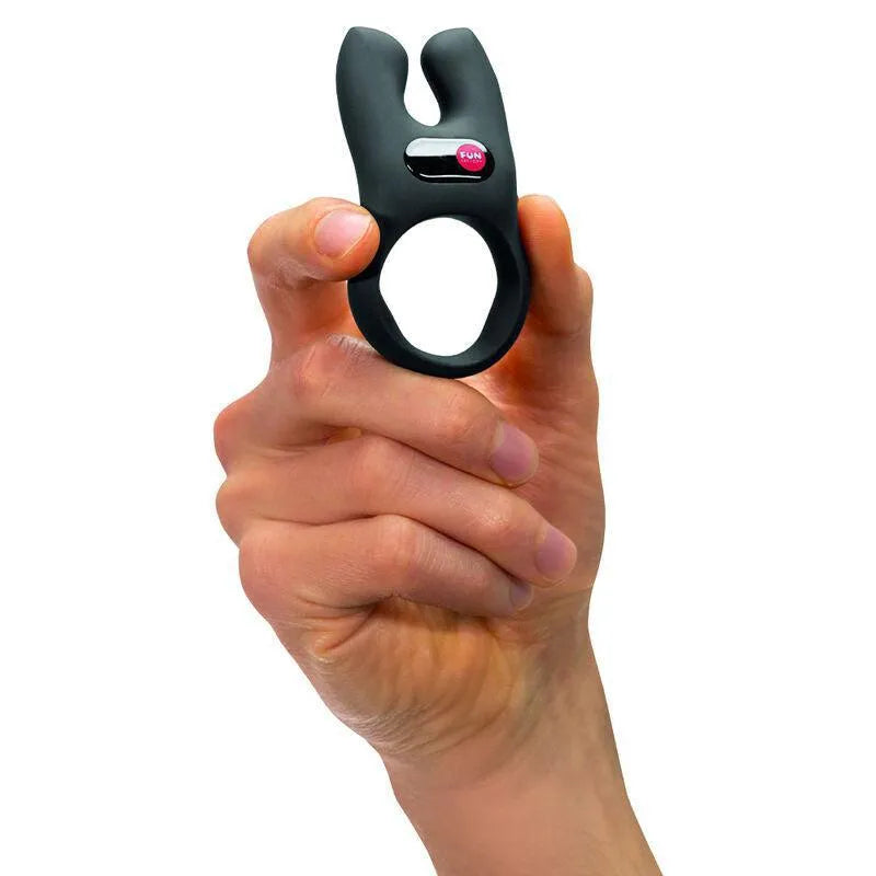 Anneau pénien vibrant noir ergonomique, matériaux hypoallergéniques, pour stimulation simultanée pénis et clitoris.