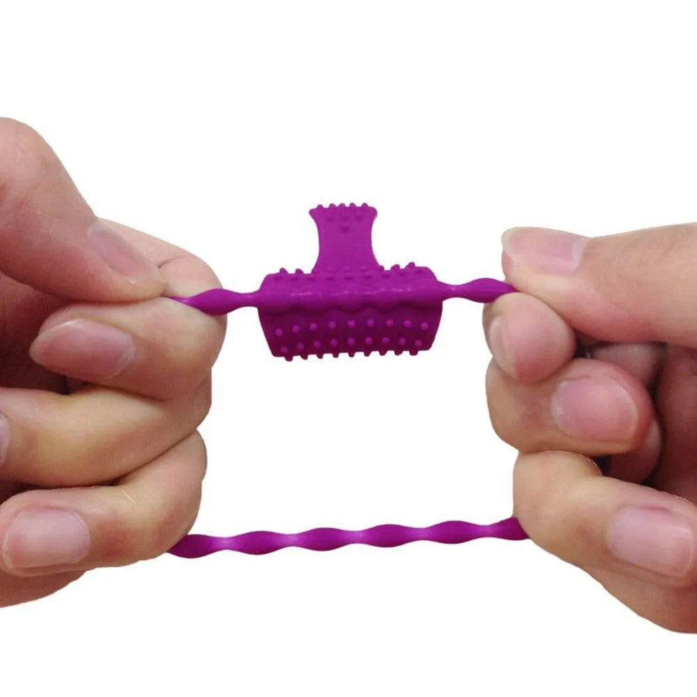 Anneau pénien vibrant violet en silicone avec picots, extensible, pour stimulation clitoridienne et plaisir partagé.