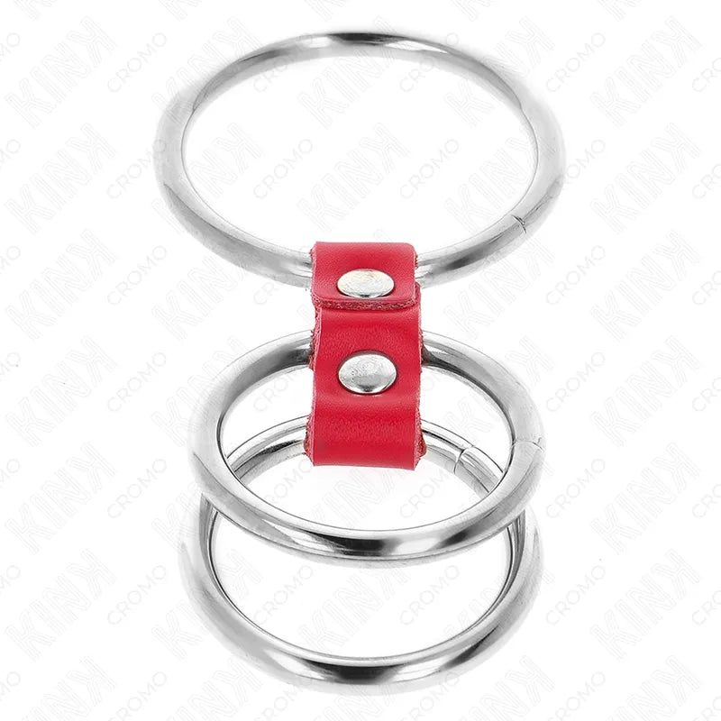 Anneau pénien BDSM en cuir rouge ajustable, trois anneaux métalliques, design robuste et élégant pour plaisir personnalisé.