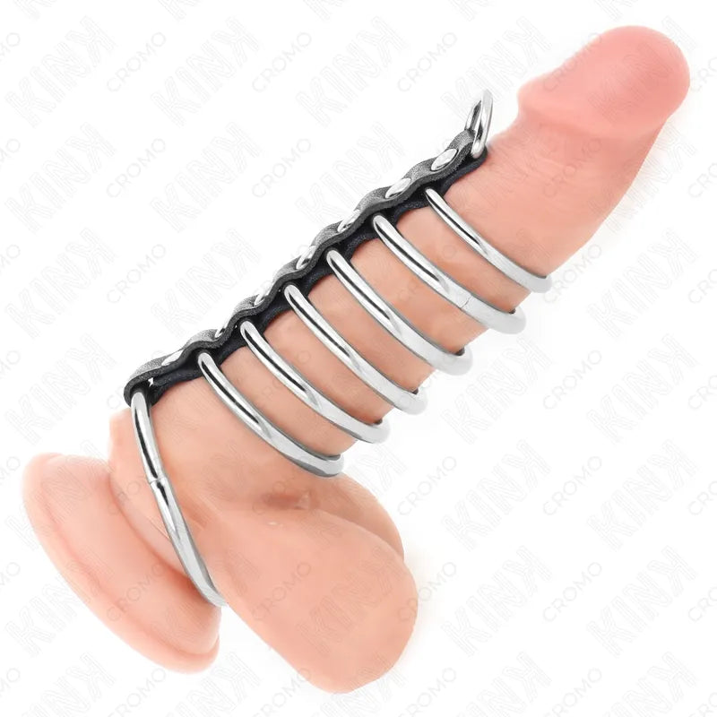 Anneaux péniens en cuir ajustables BDSM, noirs et métalliques, sur fond blanc, pour contrôle et plaisir intensifié.