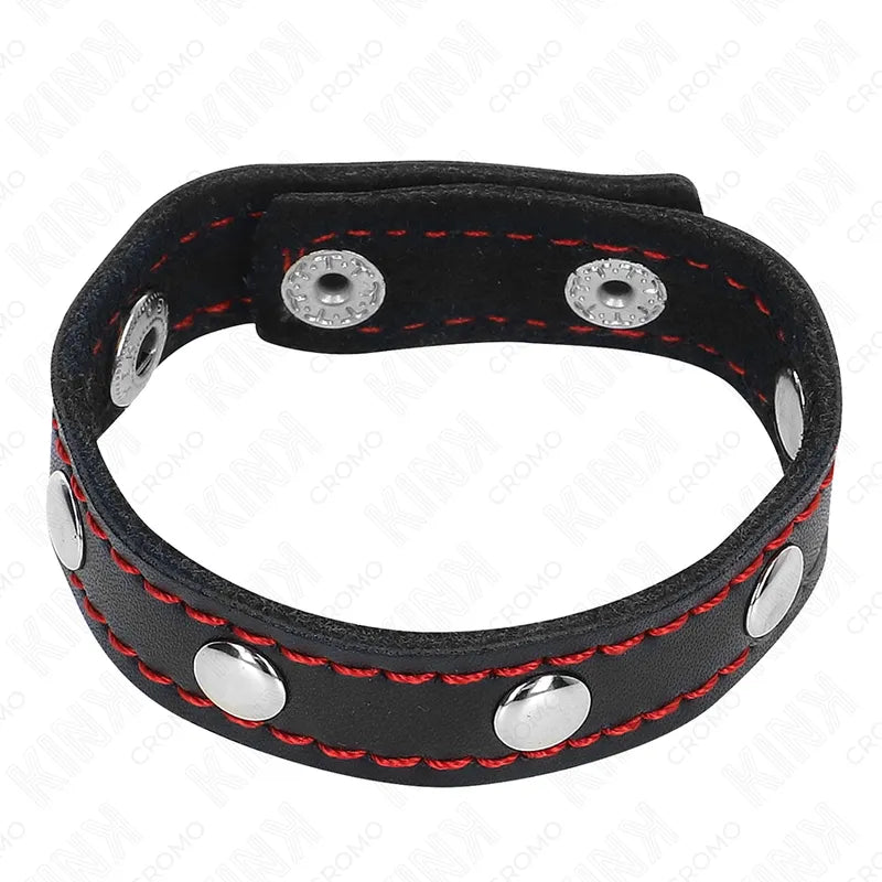 Anneau pénien en cuir noir avec coutures rouges et boutons argentés, accessoire BDSM élégant et fonctionnel.