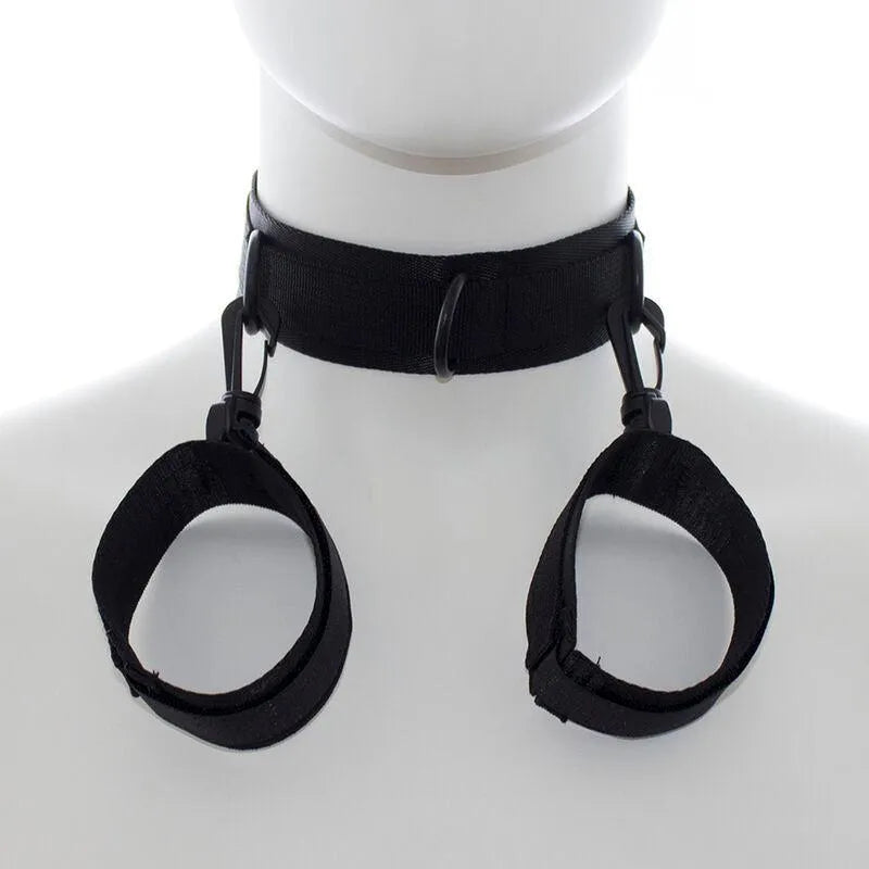 Attache BDSM en nylon noir réglable Ohmama, avec col et poignets ergonomiques pour confort et sécurité.