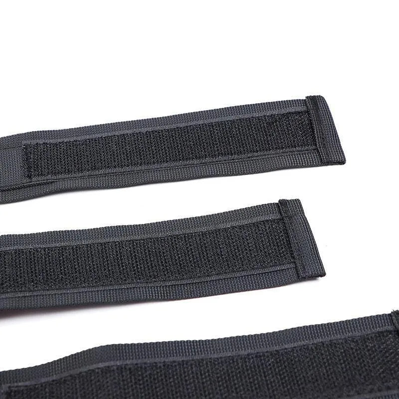 Attache BDSM noire en nylon réglable Ohmama, robuste et flexible, gros plan sur les sangles et fermetures.