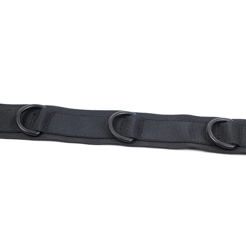 Attache BDSM noire en nylon réglable avec boucles robustes, idéale pour des expériences sécurisées et personnalisées.