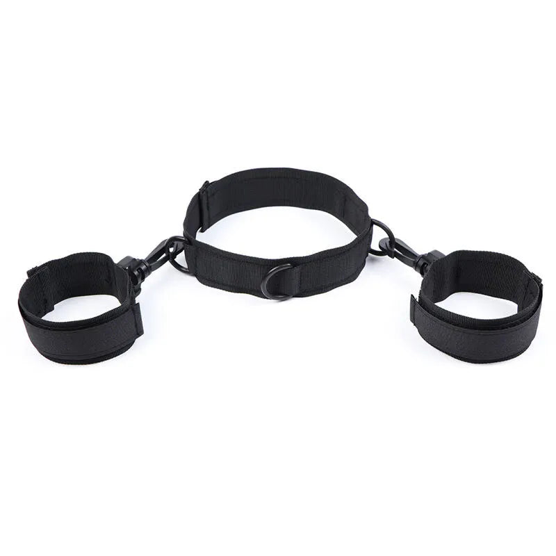 Attache BDSM noire en nylon réglable avec deux poignets, robuste et ergonomique pour confort et sécurité.