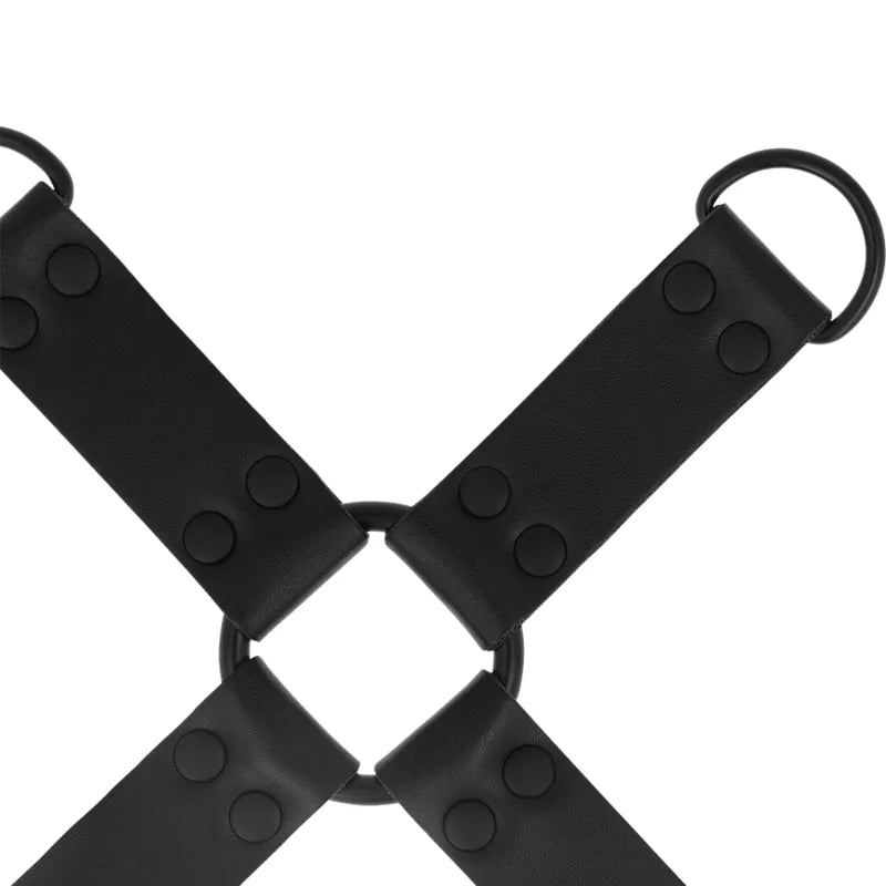 Attache multiple en cuir végétalien noir, croisée avec anneaux en métal, pour jeux BDSM sécurisés et confortables.