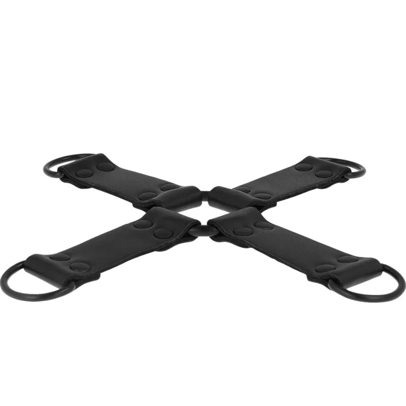 Attache multiple en cuir végétalien noir, forme croisée, avec anneaux métalliques, pour jeux BDSM sécurisés et élégants.