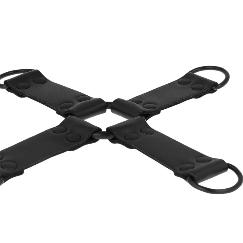 Attache multiple en cuir végétalien noir, forme croix, boucles métalliques, pour jeu BDSM sécurisé et élégant.
