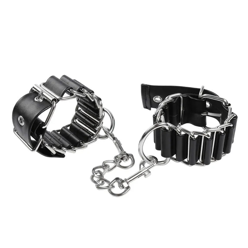 Attaches de poignet BDSM réglables en métal noir et argent, design robuste avec chaînes et boucles, pour jeux de rôle.
