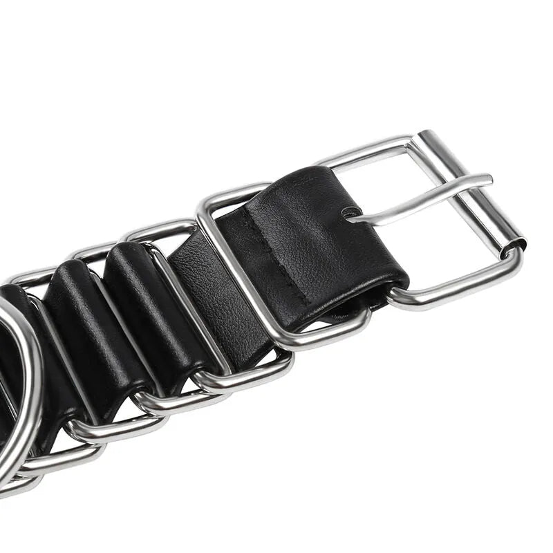 Attaches de poignet BDSM en métal et PVC noir, réglables, avec boucles robustes, pour jeux de rôle sécurisés et confortables.