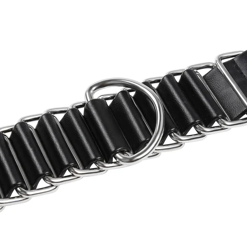 Attaches de poignet BDSM réglables en métal et PVC noir, design robuste et élégant, pour jeux de rôle sécurisés.
