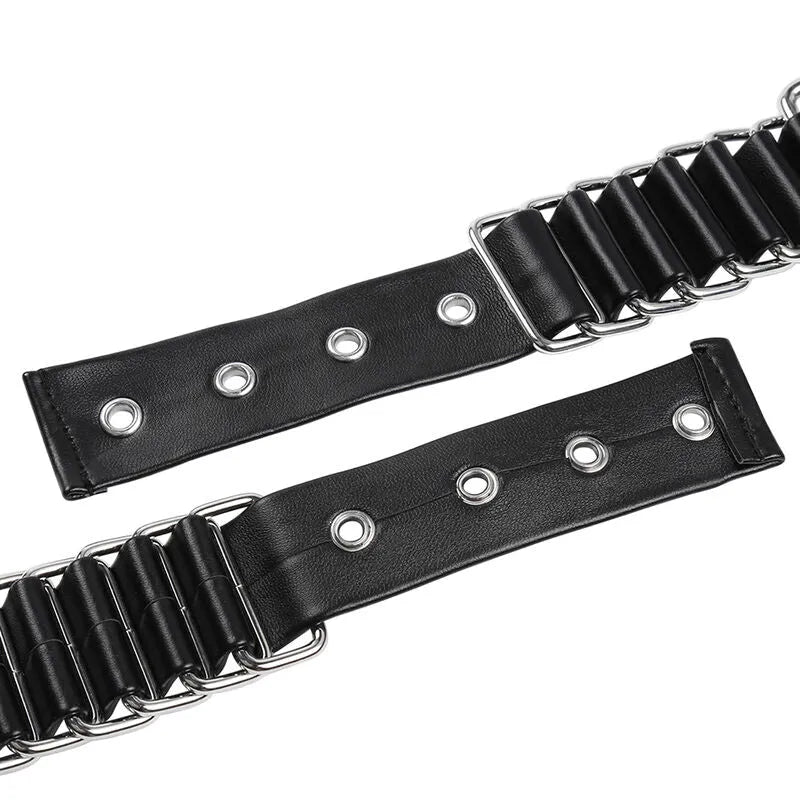 Attaches de poignet BDSM réglables en métal noir avec œillets, design robuste et élégant pour jeux de rôle sécurisés.