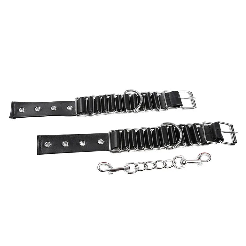 Attaches de poignet BDSM en métal et PVC noir, réglables, avec boucles et chaînes pour jeux de rôle sécurisés.