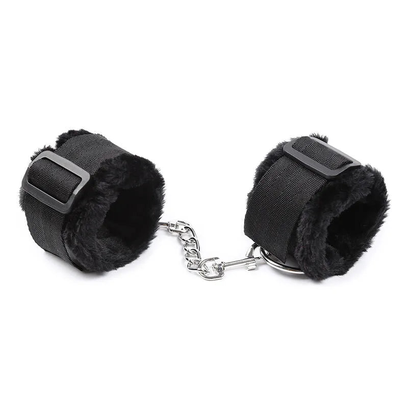 Attaches de poignets noires doublées de fourrure avec chaîne métallique, taille ajustable 17-31 cm, confort et luxe.