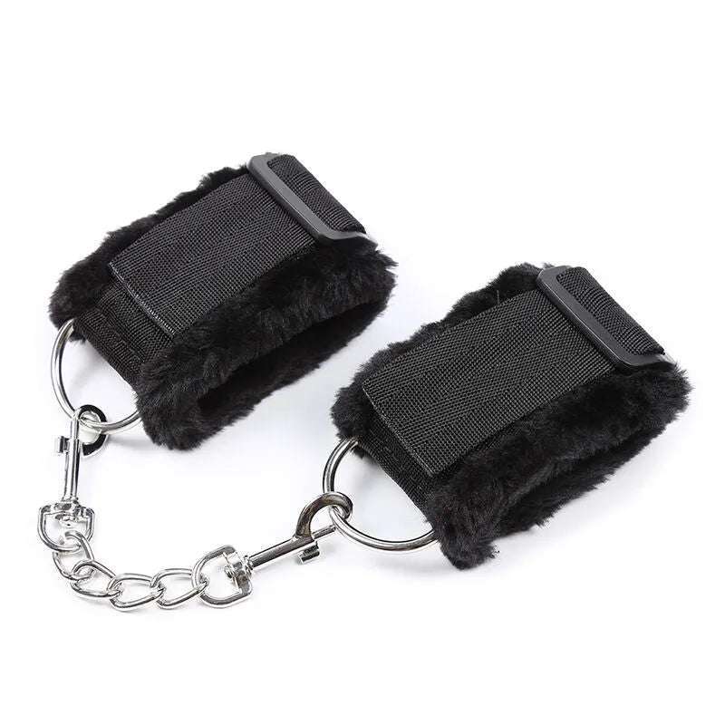 Attaches de poignets noires doublées de fourrure, ajustables, avec chaîne métallique, pour confort et luxe.