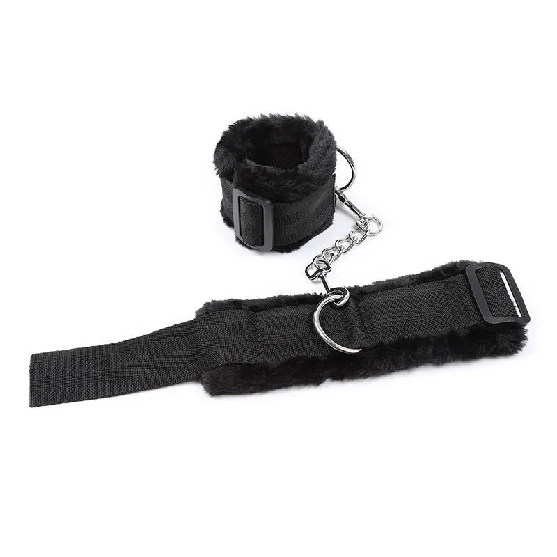 Attaches de poignets noires doublées de fourrure, ajustables, avec boucle et chaîne, pour confort et sécurité.
