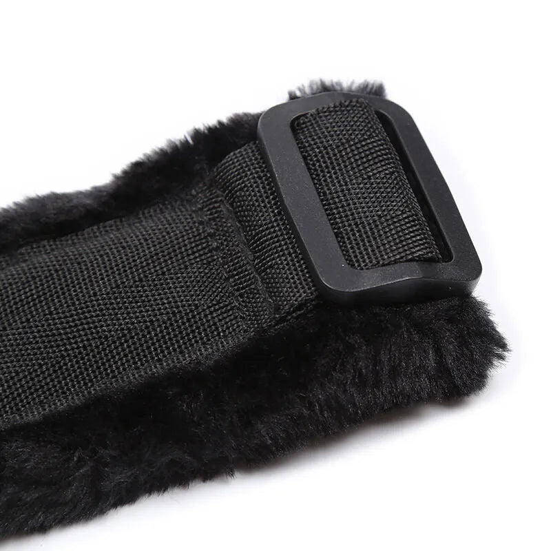 Attaches de poignets noires doublées de fourrure, boucle ajustable, confort et luxe pour exploration sensorielle.