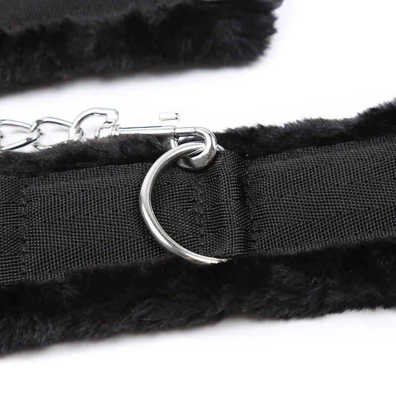 Attaches de poignets noires en fourrure douce avec boucle métallique, taille ajustable, pour confort et luxe.