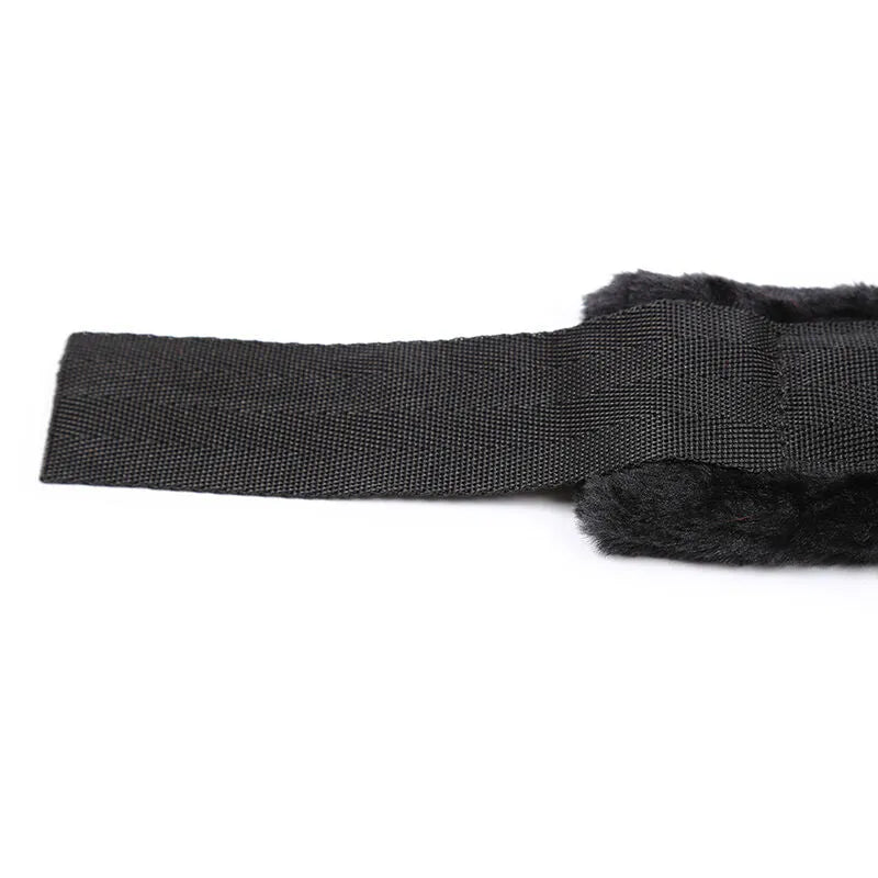 Attaches de poignets noires doublées de fourrure, ajustables, offrant confort et sécurité pour exploration sensorielle.