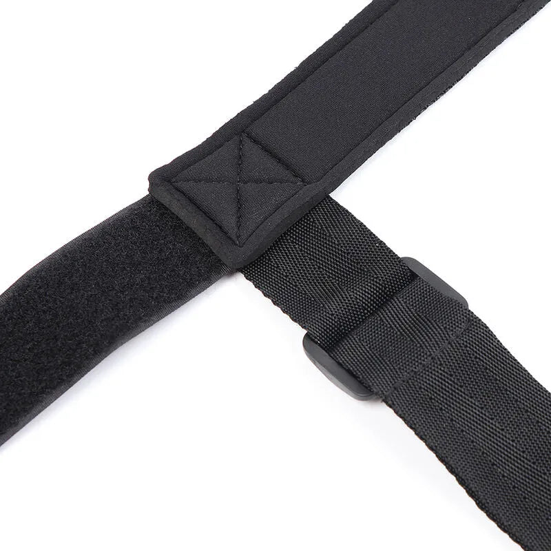 Bâillon noir ajustable avec menottes en tissu doux, idéal pour débutants en fétichisme, sécurité et confort assurés.