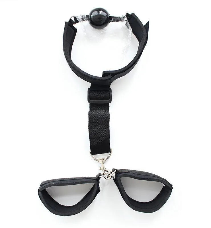 Bâillon noir ajustable avec menottes pour débutants, en matériaux doux et sécurisés, idéal pour exploration fétichiste.