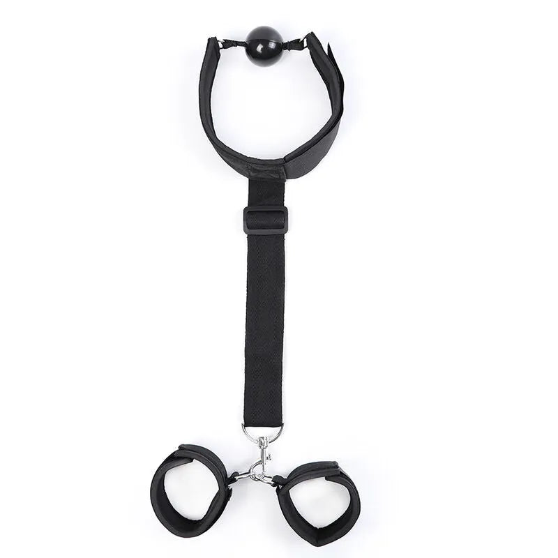 Bâillon noir ajustable avec menottes en tissu pour débutants, idéal pour explorer le fétichisme en toute sécurité.