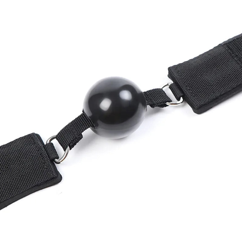 Bâillon noir ajustable avec menottes en tissu, idéal pour débutants en fétichisme, matériaux sûrs et confortables.