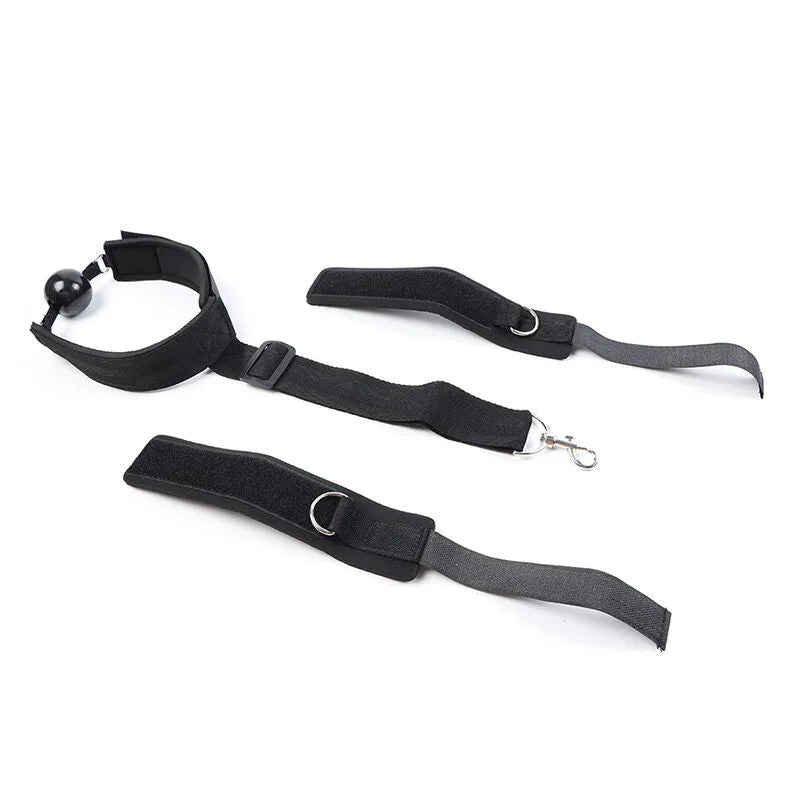 Bâillon noir ajustable avec menottes en tissu pour débutants, idéal pour explorer le fétichisme en toute sécurité.
