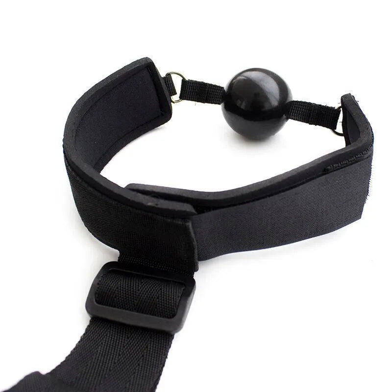 Bâillon noir ajustable avec menottes en tissu doux pour débutants, idéal pour explorer le fétichisme en toute sécurité.