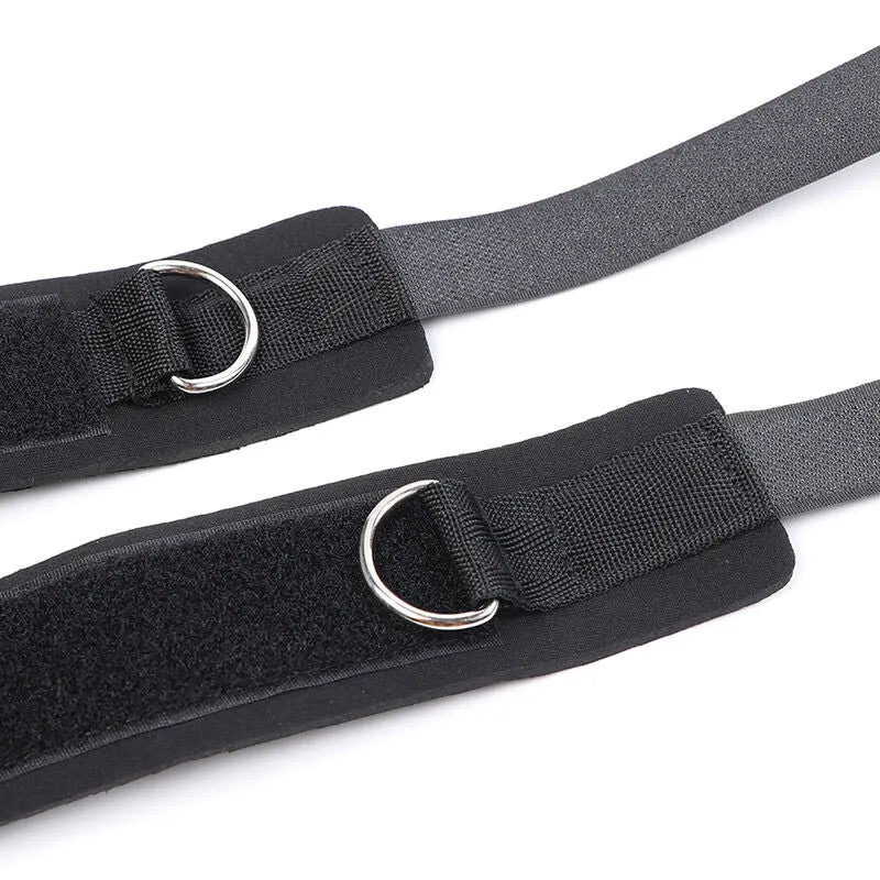 Bâillon noir ajustable avec menottes en tissu doux, idéal pour débutants en fétichisme, avec boucles métalliques robustes.