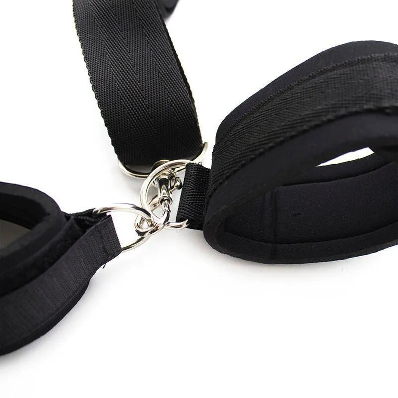 Bâillon noir ajustable avec menottes en tissu doux, idéal pour débutants en fétichisme, exploration sécurisée et confortable.