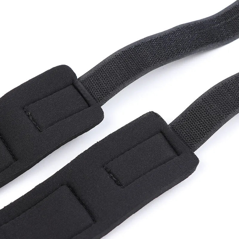 Bâillon noir ajustable avec menottes en tissu doux, idéal pour débutants explorant le fétichisme en toute sécurité.