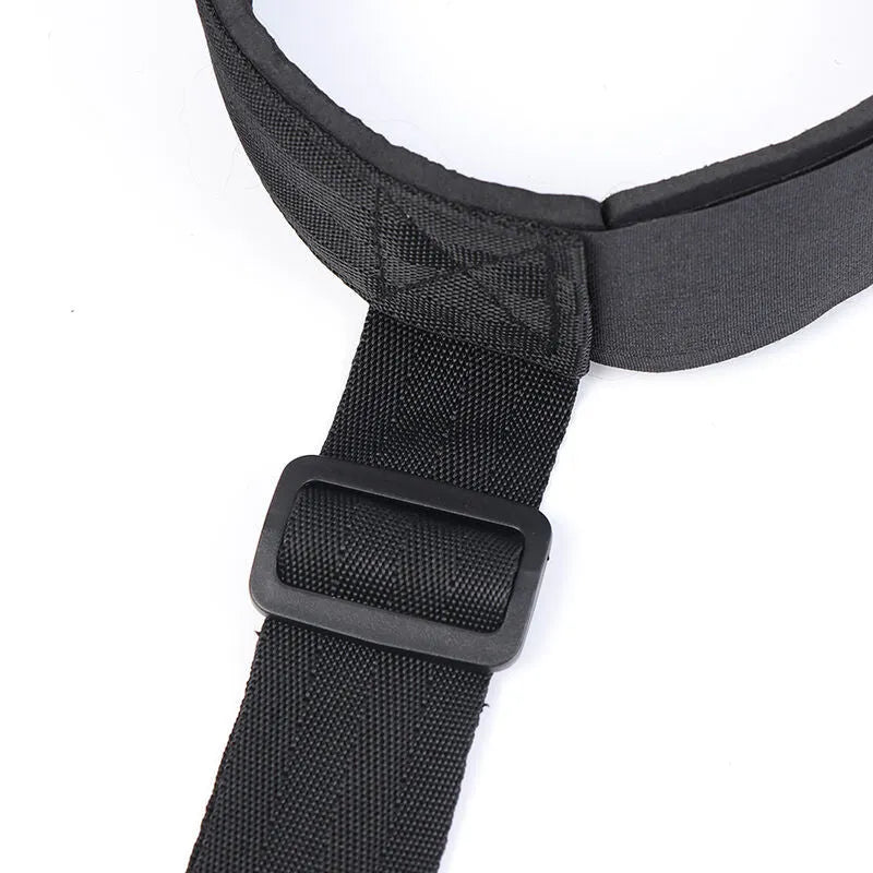 Bâillon noir ajustable avec menottes, design ergonomique, idéal pour débutants en fétichisme, matériaux sûrs et confortables.