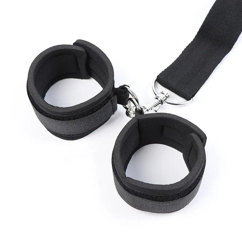 Bâillon ajustable noir avec menottes en tissu doux, idéal pour débutants explorant le fétichisme en toute sécurité.