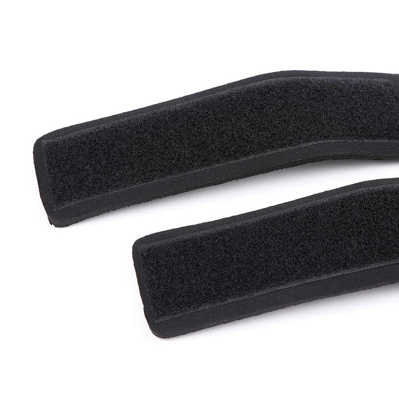 Bâillon noir ajustable avec menottes en velcro, idéal pour débutants, en matériaux doux et respectueux du corps.