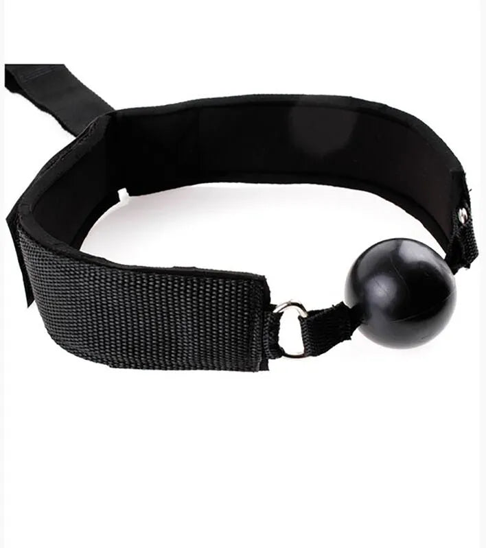 Bâillon noir ajustable avec menottes, design ergonomique pour débutants, matériaux sûrs et confortables.