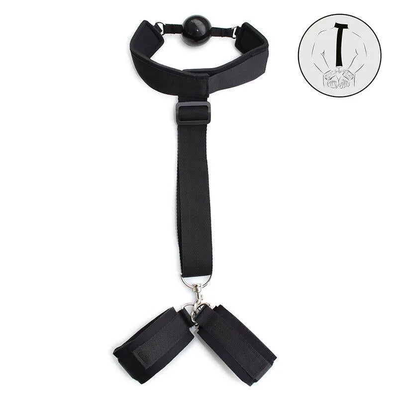 Bâillon noir ajustable avec menottes en tissu noir, idéal pour débutants en fétichisme, design ergonomique et sécuritaire.