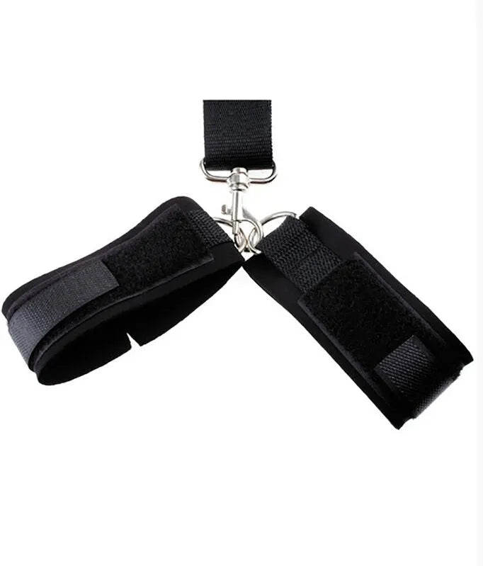 Bâillon noir ajustable avec menottes en velcro pour débutants, idéal pour explorer le fétichisme en toute sécurité.