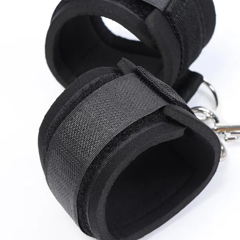 Bâillon noir ajustable avec menottes en tissu doux pour débutants, idéal pour exploration fétichiste sécurisée.