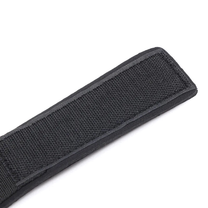 Bâillon noir ajustable avec menottes, design ergonomique pour débutants, en matériaux doux et sécurisés.