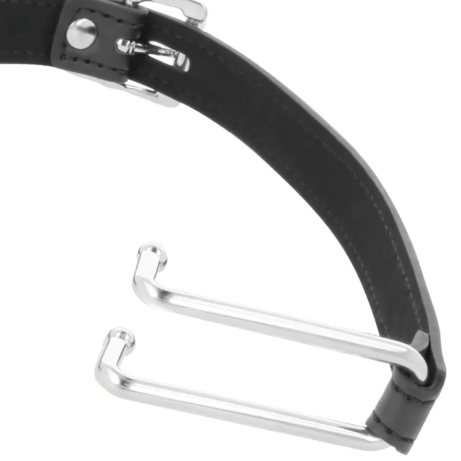 Bâillon BDSM en cuir noir avec crochets métalliques ajustables, coutures élégantes, accessoire fétiche pour jeux coquins.