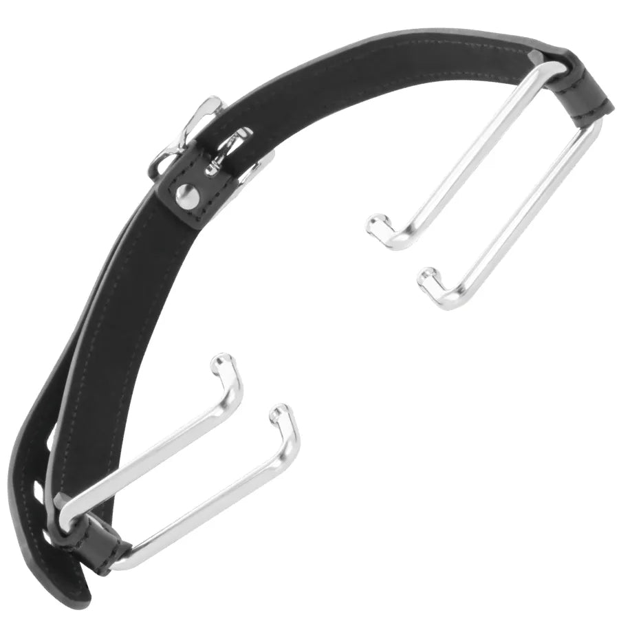 Bâillon BDSM en cuir noir avec crochets métalliques ajustables, lanières élégantes pour jeux fétiches avancés.
