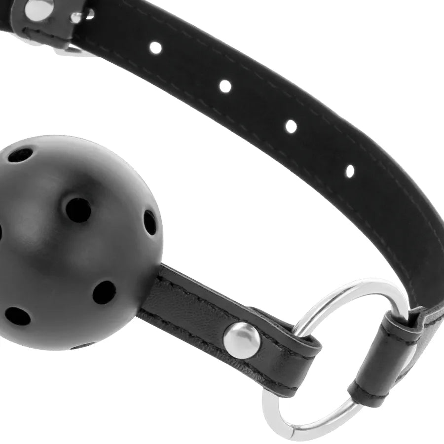 Bâillon boule noir en cuir ajustable avec lanières perforées, coutures élégantes, idéal pour jeux coquins BDSM.