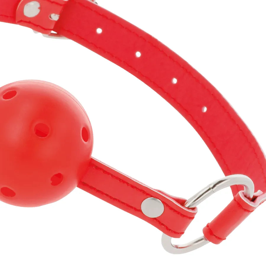 Bâillon boule rouge en cuir imperméable avec lanières ajustables, idéal pour jeux BDSM et domination.