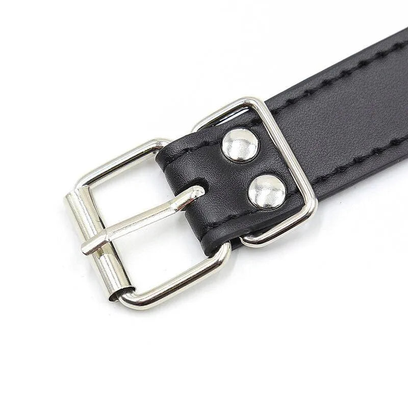 Bâillon-boule en acier inoxydable avec pinces, design robuste, cuir noir, boucle métallique, accessoire sensoriel.