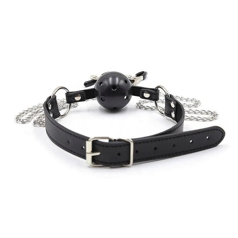 Bâillon-boule noir en acier inoxydable avec pinces à tétons et chaînes, accessoire sensoriel élégant et durable.