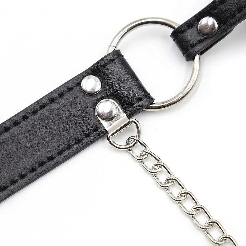 Bâillon-boule en acier inoxydable avec pinces, cuir noir, chaînes métalliques, accessoire sensoriel intime.