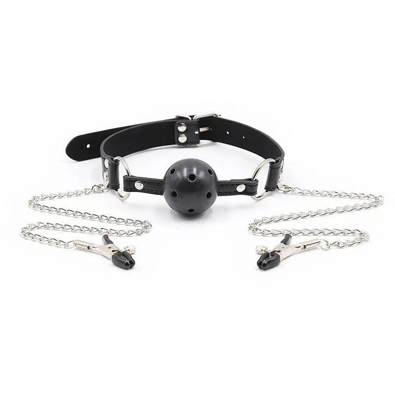 Bâillon-boule noir en acier inoxydable avec pinces à tétons et chaînes, accessoire sensoriel durable et sécurisé.